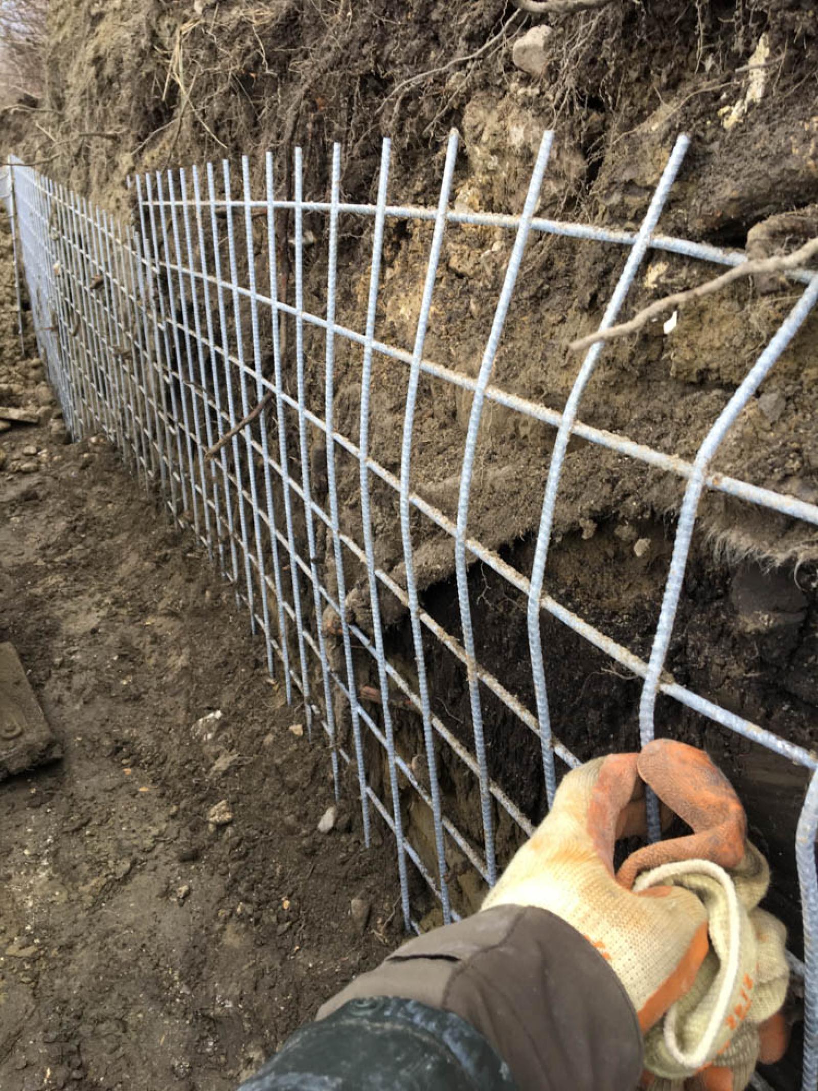 Un treillis d'armature galvanisé double avec des mailles de 10 cm est enterré