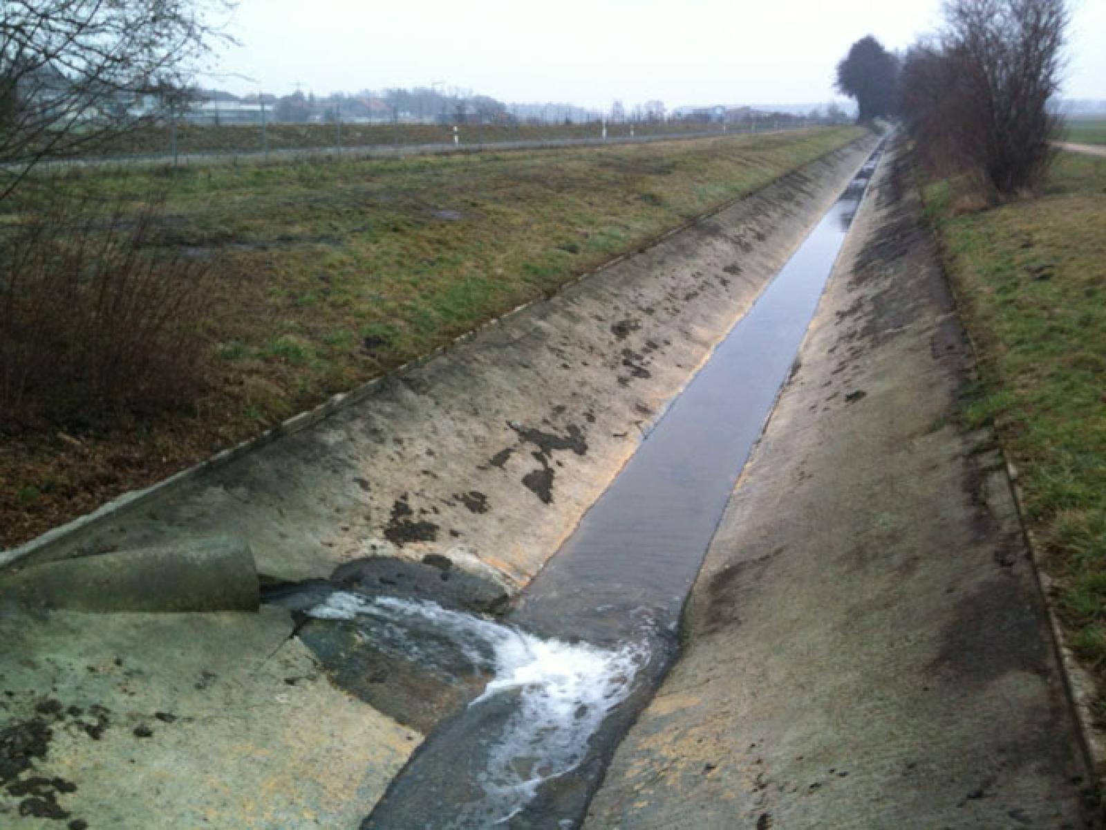 Tuyau d’écoulement de la STEP d’Anet dans le canal tout proche. Le tuyau a un diamètre d’env. 60 cm