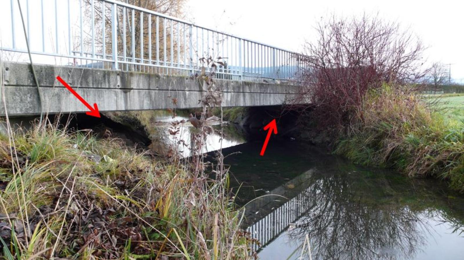 Pont avec un accotement en pierre et en terre des deux côtés (© Christof Angst)
