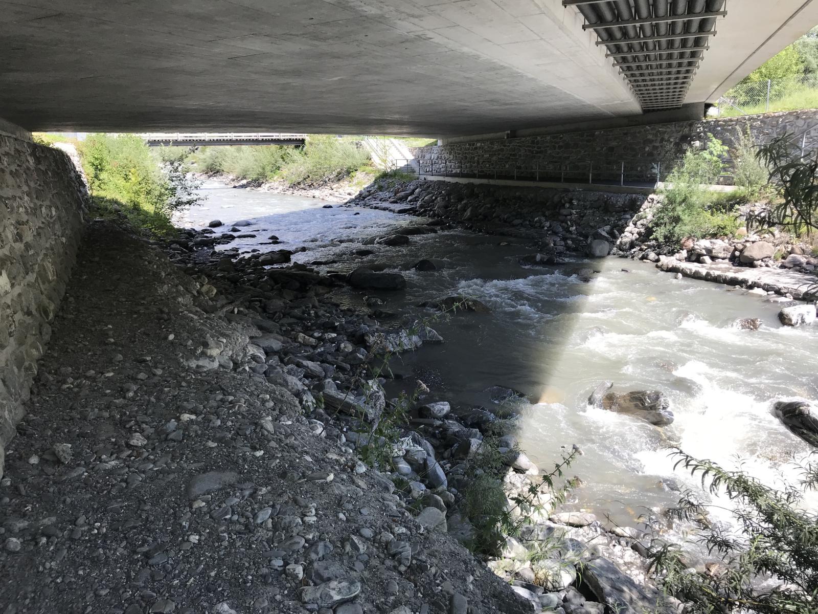 Pont relativement bas sur une route cantonale avec des accotements surélevés des deux côtés en gravier (© Christof Angst)