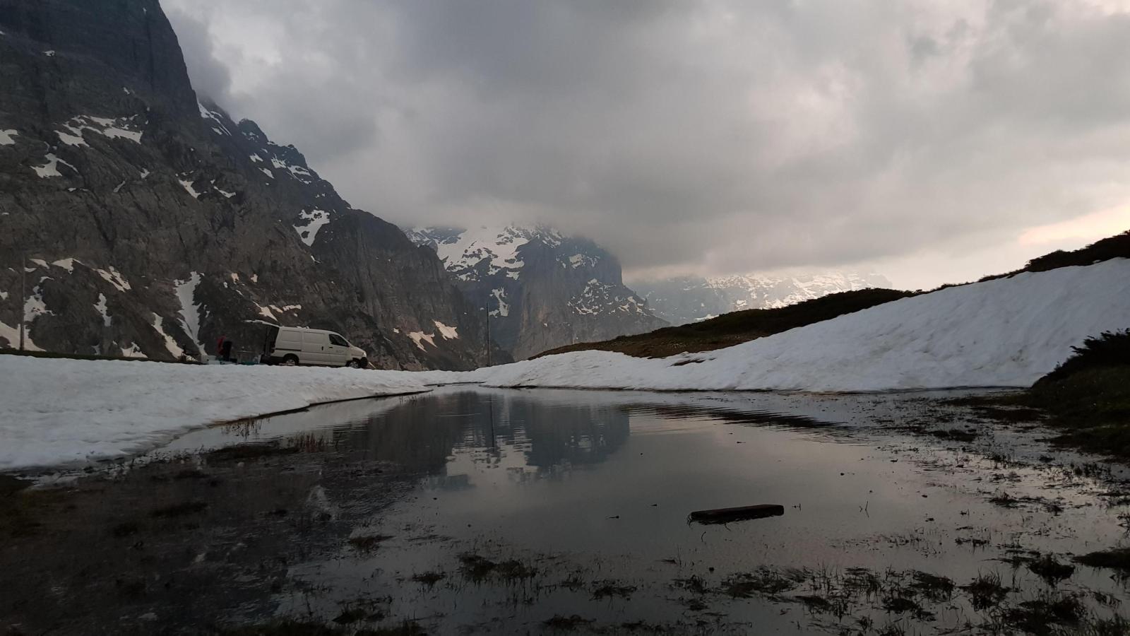 Bergsee mit Schnee an Ufern