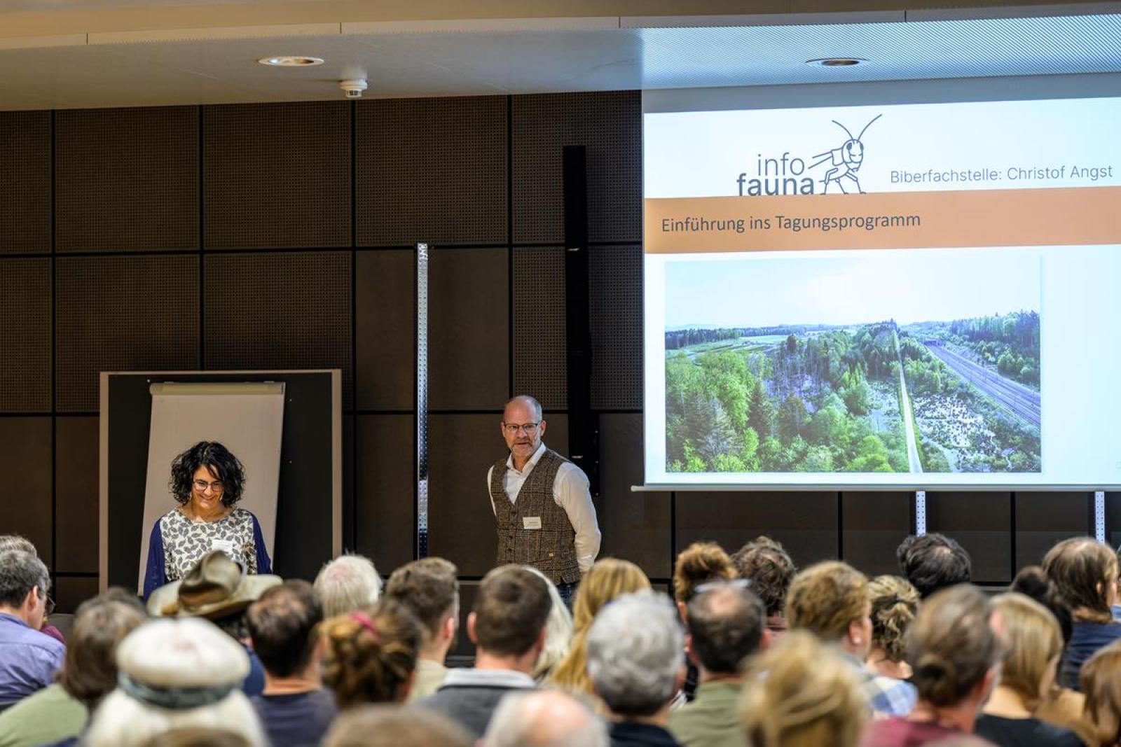  Salle de conférence avec conférencier