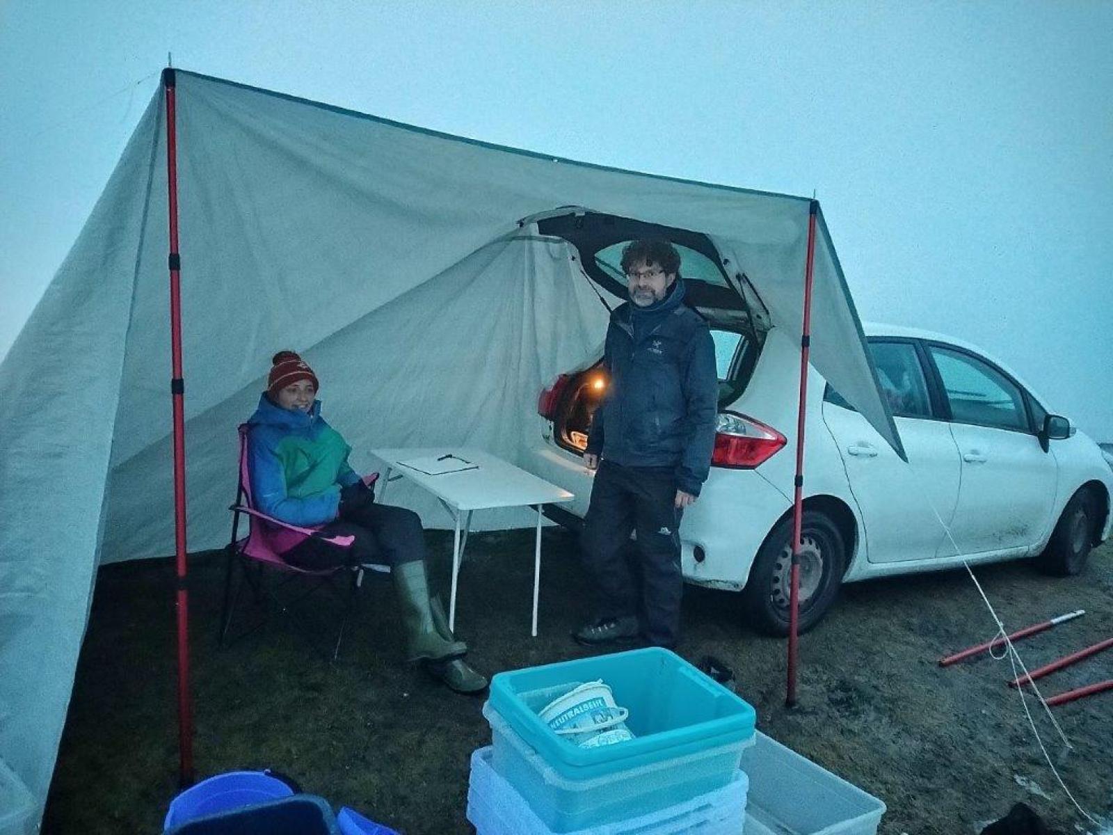 Auto mit aufgespanntem Zeltdach