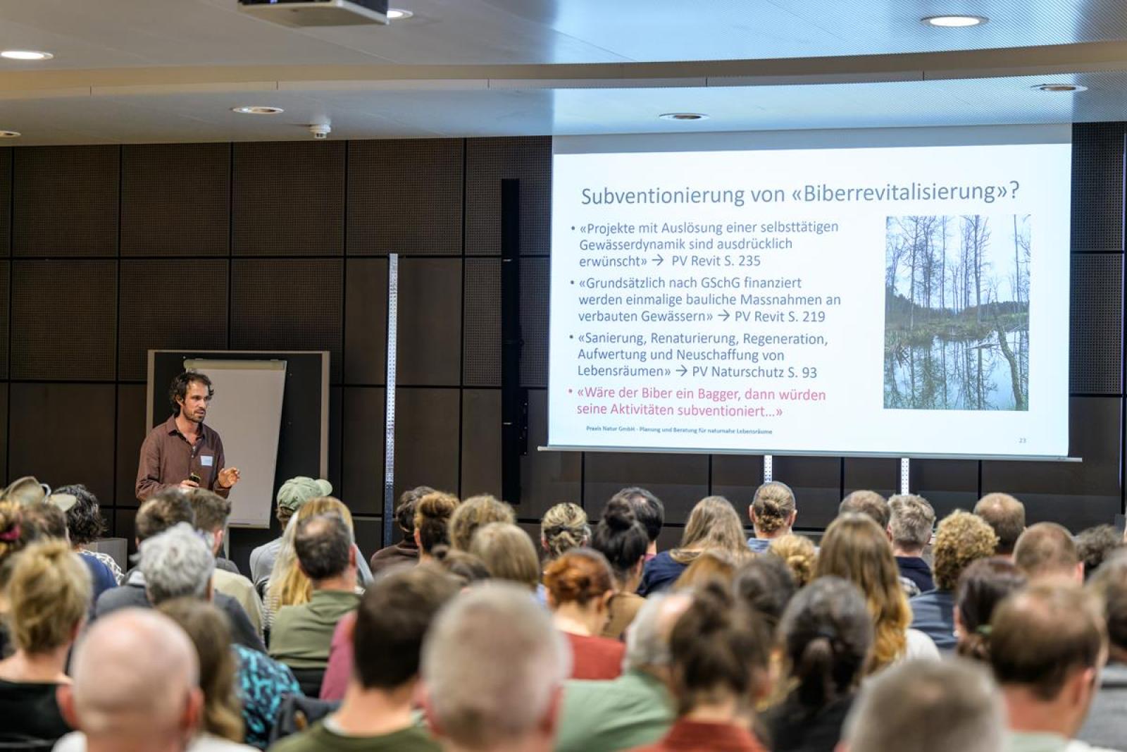 Salle de conférence avec conférencier