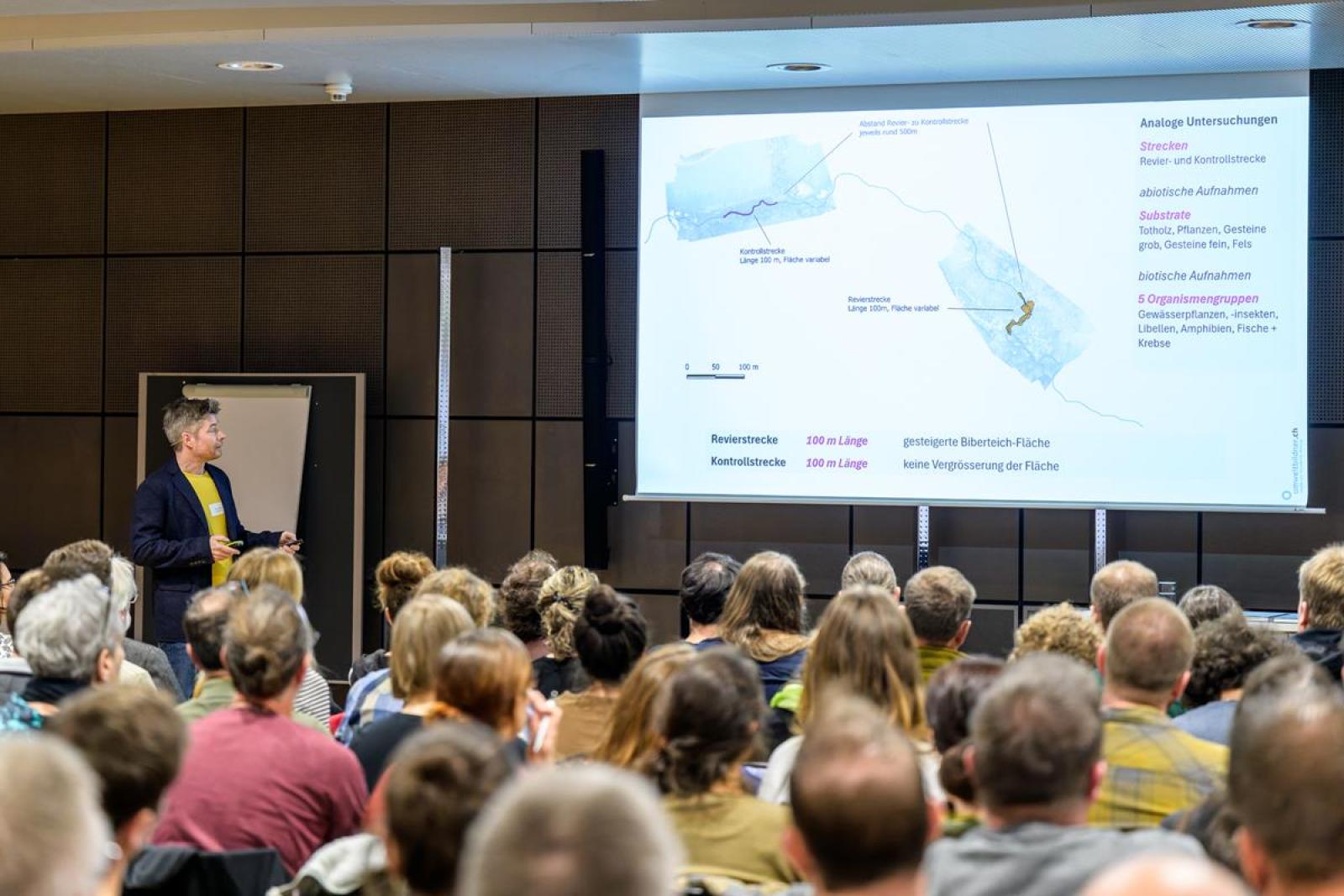 Salle de conférence avec conférencier