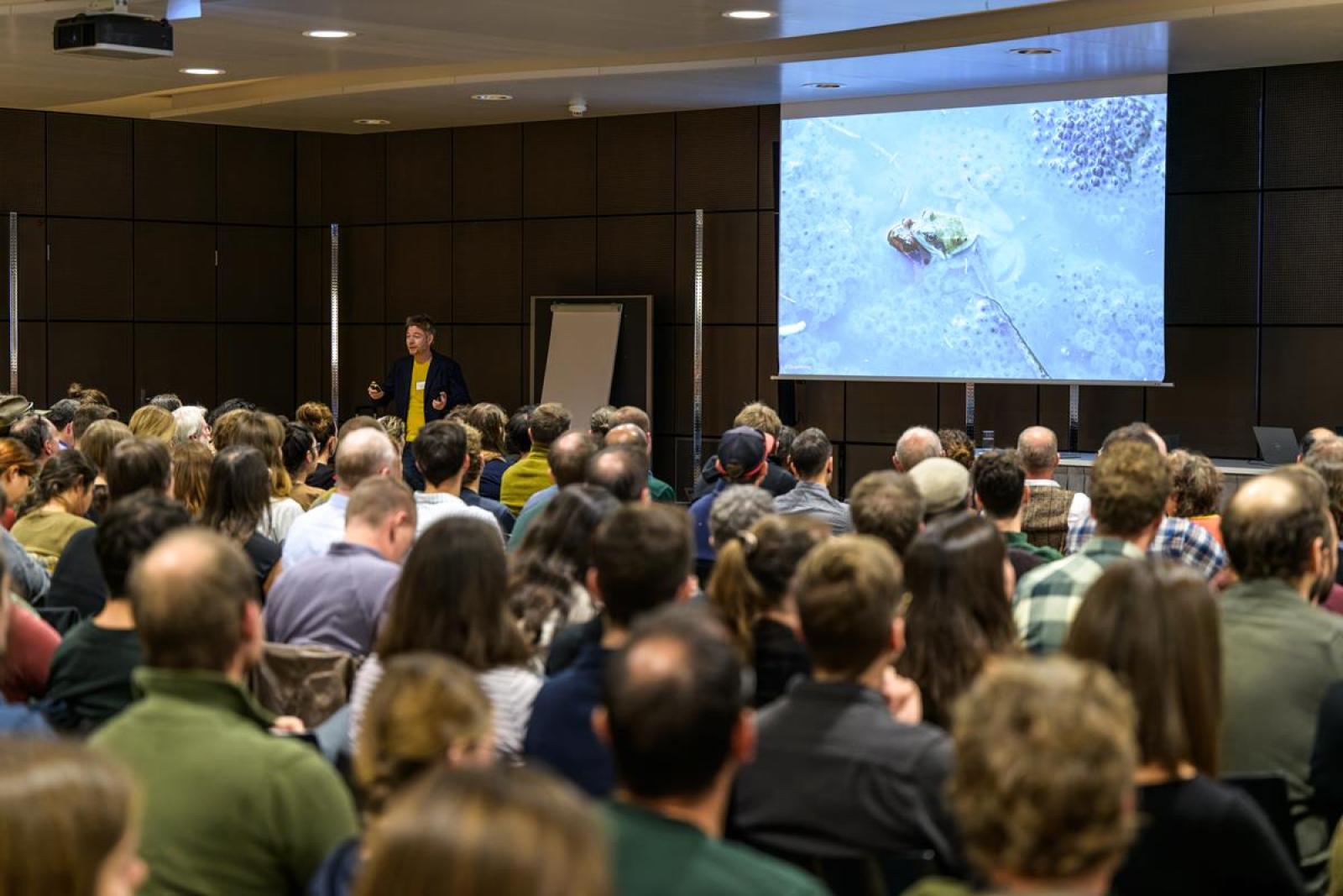Salle de conférence avec conférencier