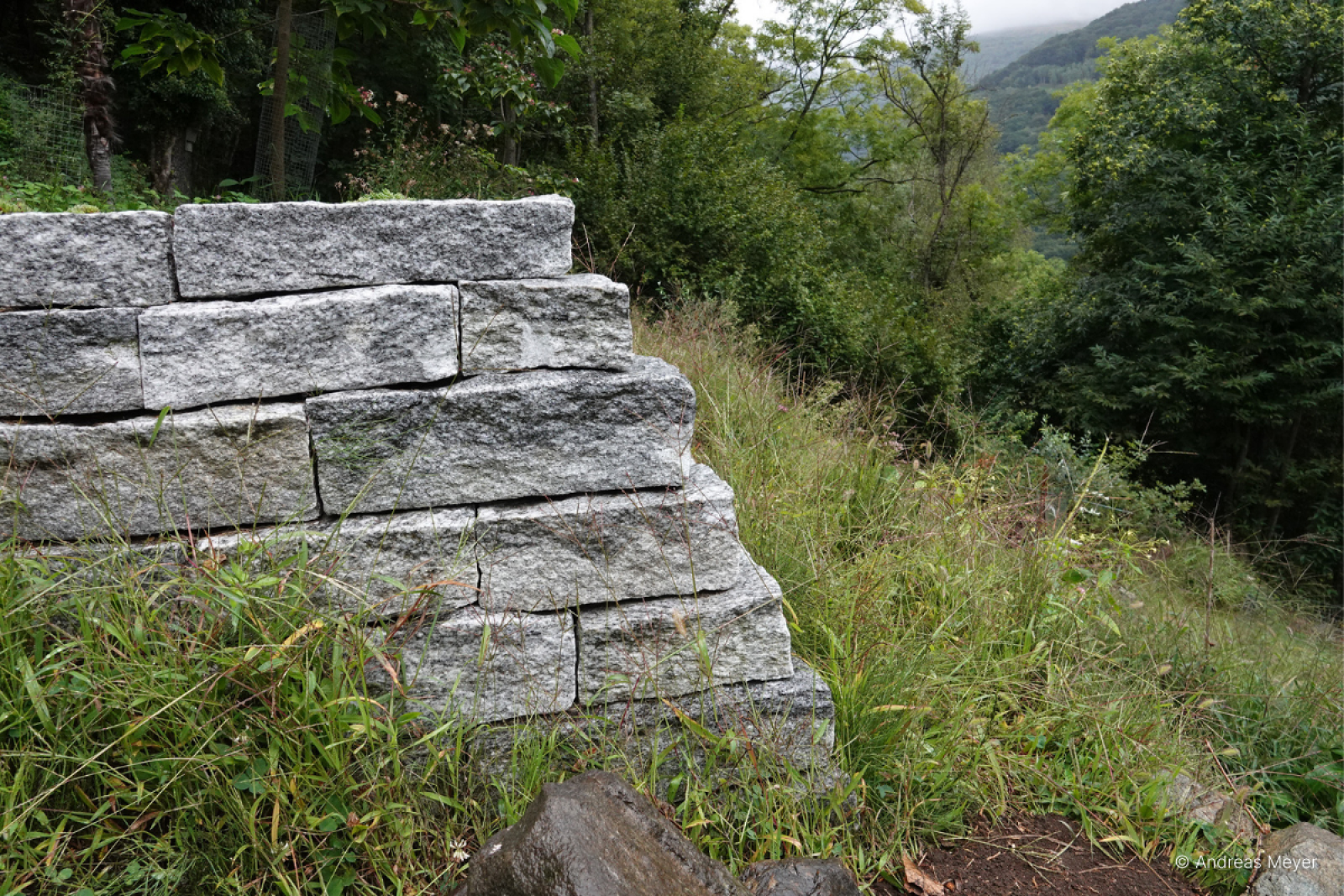 Vue latérale d'un mur en pierres sèche