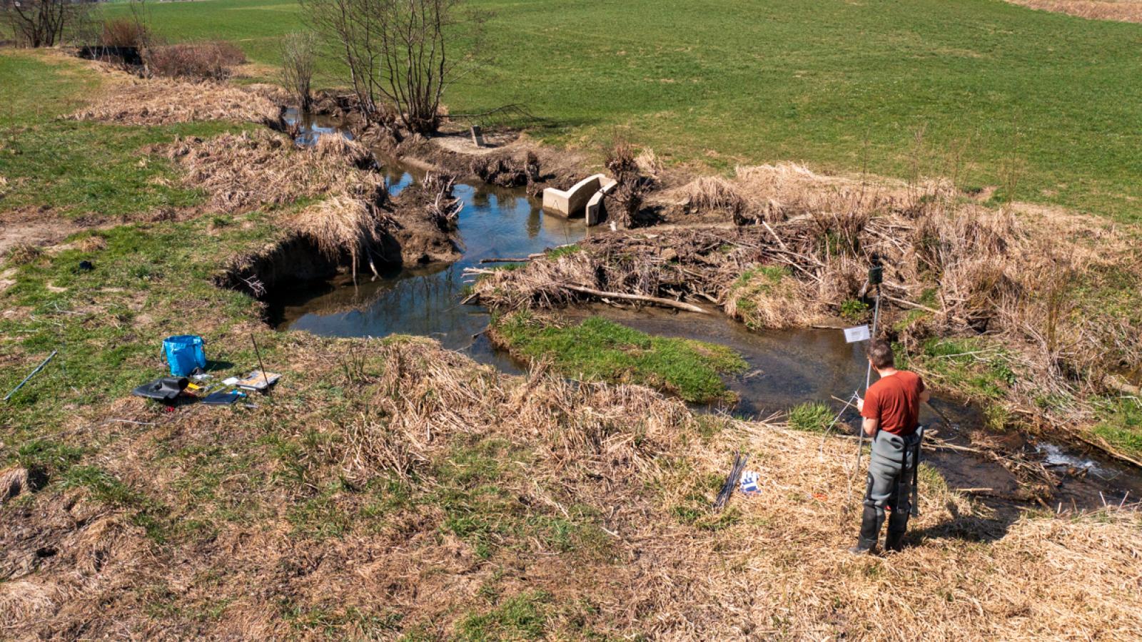Travail de terrain dans le cadre du projet sur la biodiversité (© Christof Angst)