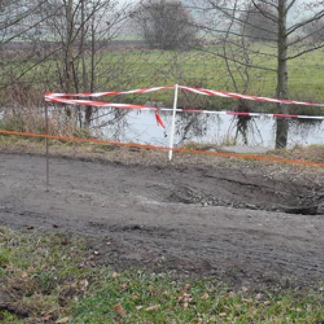 Chemin effondré par les activités de creusement du castor