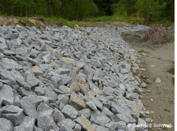 Fischteich nach der Installation eines Gitters, der zusätzlich mit Steinen bestückt wurde. Etang de pêche après l’installation d’un grillage, équipé en plus de pierres.