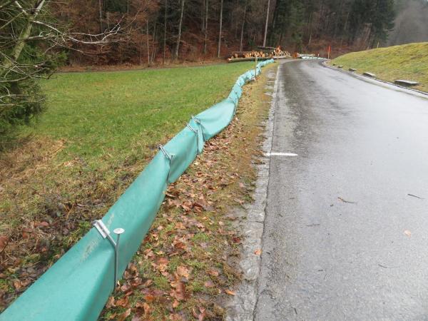 Mobiler Amphibienzaun entlang einer Strasse