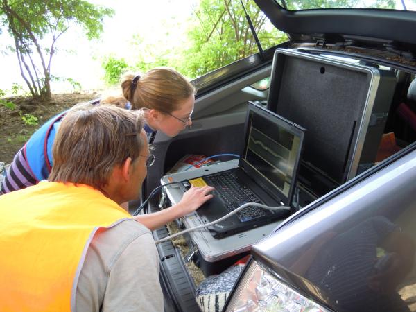 Deux chercheurs regardent des analyses sur l'ordinateur