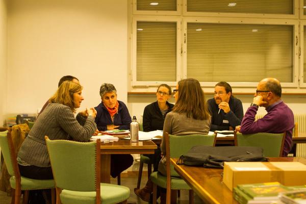 Workshop-TeilnehmerInnen diskutieren am runden Tisch