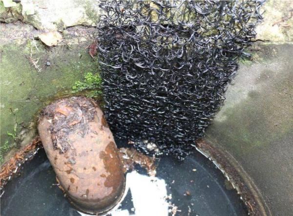 Geotextil hängt in Schacht