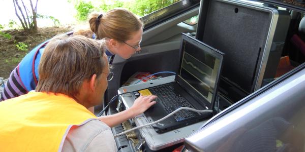 Forscher betrachten Analysen auf dem Computer