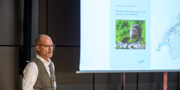 Salle de conférence avec conférencier