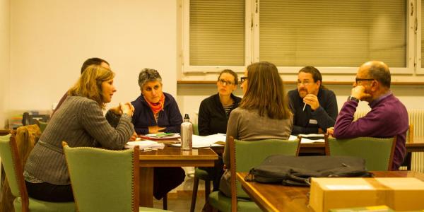 Workshop-TeilnehmerInnen diskutieren am runden Tisch